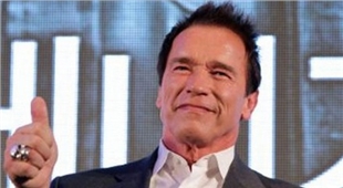 ئارنۆلد شوارزنیجەر ریكلام بۆ فیلمە نوێیەكەی دەكات