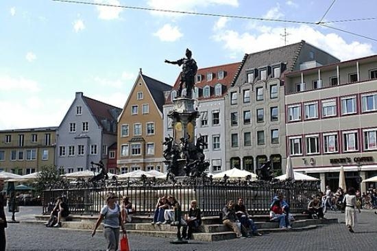 دانیشتوانی شاری ئۆگسبۆرگی ئەڵمانیا لە ترسی بۆمبی جەنگی جیهانیی یەکەم ماڵەکانیان چۆڵ کرد