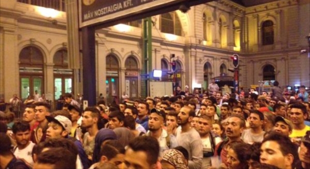 له‌ هه‌نگاریا سه‌دان په‌نابه‌ر خۆپێشاندانیان له‌ دژى داخستنى هێڵى شه‌مه‌نده‌فه‌ر ئه‌نجامدا