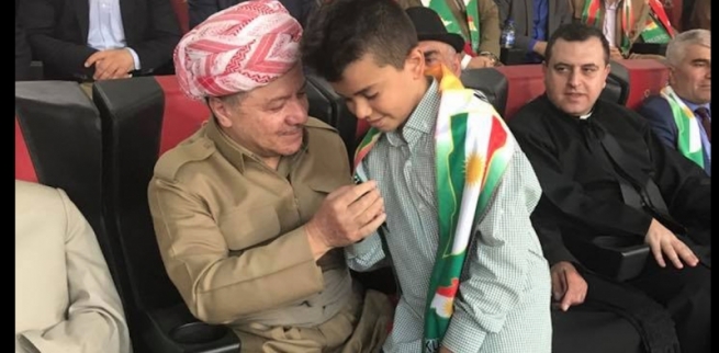 بارزانی قەڵەمەکەی خۆی پێشکەش بە نەوەی پێشمەرگەیەک دەکات