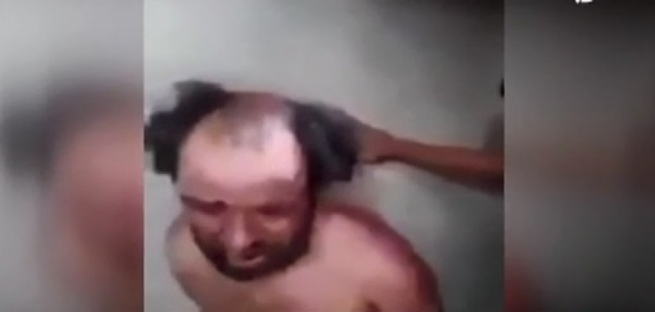 هێزه‌ عێراقییه‌كان پیاوێكى به‌ته‌مه‌ن ناچار ده‌كه‌ن لاسایی سه‌گ بكاته‌وه‌