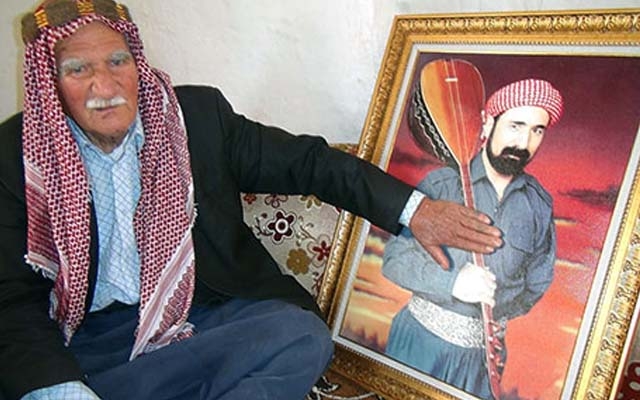  باوکی شڤان پەروەر چاوەڕێی کوڕەکەی دەکات 