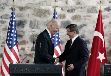 داود ئۆغلۆ: لەودیوی سنوورەکانمانەوە لەعێراق و سووریا دەسەڵاتی دەوڵەتیك بوونی نییە