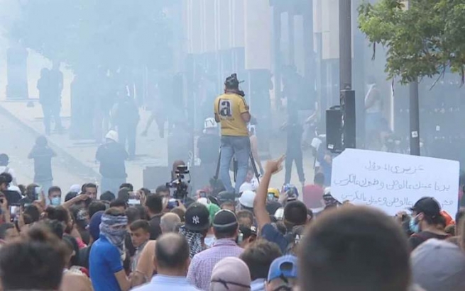 لە بەیرووت خۆپیشاندەران هەوڵیاندا بچنە ناو باڵەخانەی پەرلەمان 