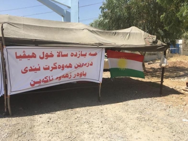 خه‌لكێ گونده‌كێ ل باعه‌درێ ده‌رگه‌هێ ویستگه‌هه‌كا كاره‌بێ دگرن