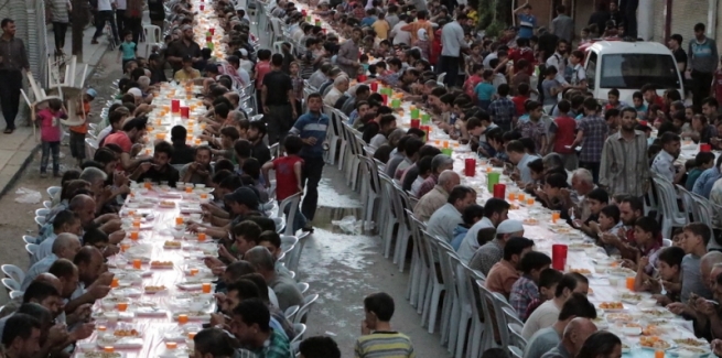 ... گەورەترین خوانی بەربانگی رەمەزان لە سووریا ڕێك خرا