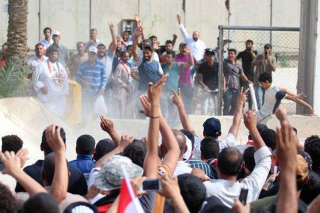 خۆپیشاندەران دەروازەكانیان شكاندن و گەیشتنە نێو نووسینگەی عەبادی و نێو باڵەخانەی ئەنجوومەنی وەزیران