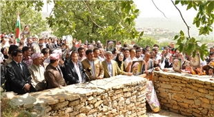 514 پەناخوازی رۆژئاوای كوردستان سەردانی مەزاری نەمران دەكەن