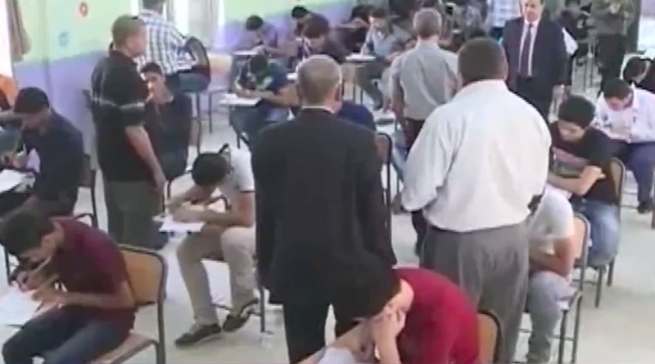 قوتابییەک بەهۆی ئاشکرابوونی قۆپییەکەی بە چەقۆ لە مامۆستایەک دەدات