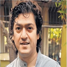 ئاوازدانەری هیندی ئادیش شیرفاستافا ماڵئاوایی لە ژیان کرد.