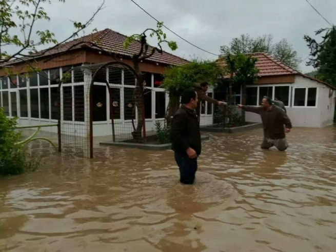لافاو له‌ ده‌ڤه‌رى بارزان درووست ده‌بێت و ئاو ده‌چێته‌ ماڵان و خواردنگه‌یه‌كه‌وه‌