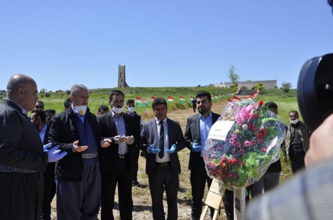 لە چەمچەماڵ تاجەگوڵینەی رێزلێنان لەسەر مۆنۆمێنتی ئەنفالكراوان دانرا