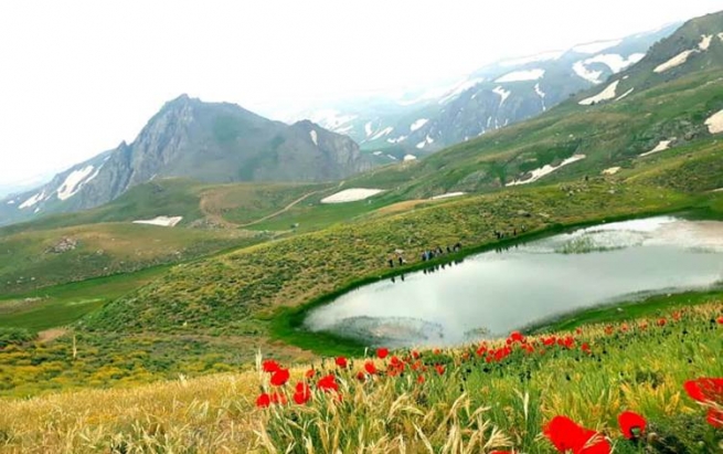 ژمارەیەک ئازەری تابلۆی چیای بۆزی سینایان لە ورمێ هەڵکەند