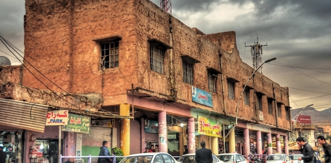وەزیرێک مافورێکی کۆن پێشکەشی بەڕێوەبەرایەتیی شوێنەوەرای کۆیە دەکات   