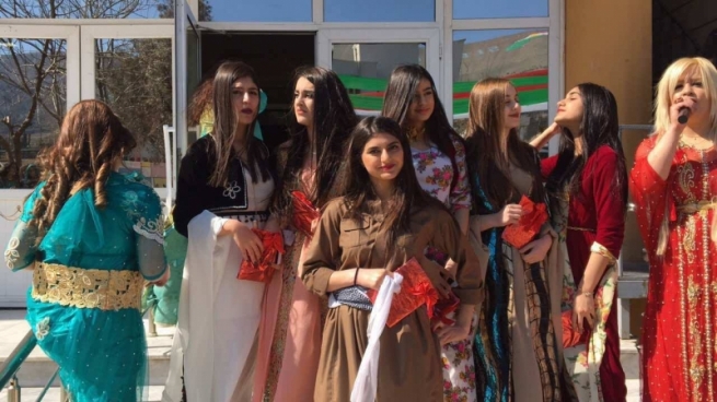 قوتابخانەیەكی توركی لە سلێمانی ڕۆژی بەرگی كوردی بەرز ڕادەگرێت