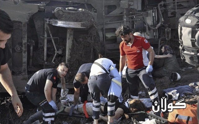 بەهۆی لادانی شەمەندەفەرێک لەسەر هێلەکەی 150 کەس بوونە قوربانی