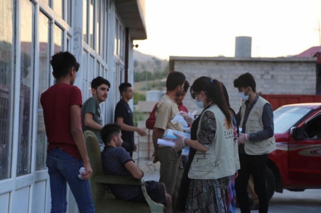 لە میرگەسۆر ڕێكخراوێك هەڵمەتێكی دابەشكردنی دەمامک و دەستكێشیان بەڕێوە برد