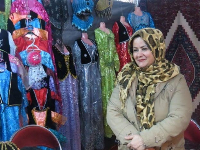 ژنێکی رۆژھەڵاتی کوردستان کارگەیەکی دەستچنین دەکاتەوە