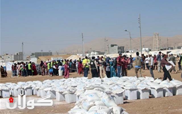 دەزگای خێرخوازیی بارزانی جلوبەرگی زستانە و خواردنی بەیانیان بەسەر پەناخوازانی کەمپی عەربەت و قوشتەپەدا دابەش دەکات 