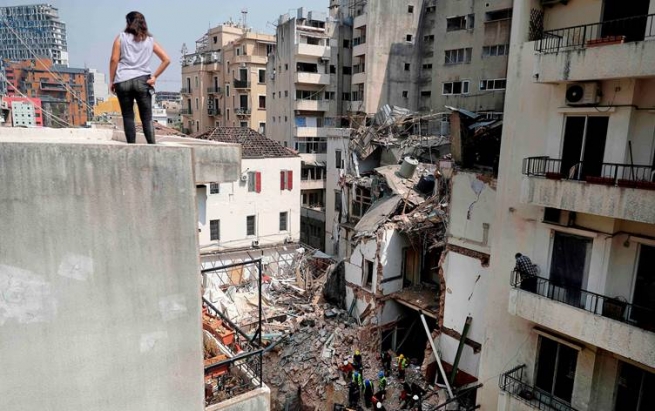 مانگێک بەسەر تەقینەوە گەورەکەی بەندەری بەیرووتدا تێدەپەڕێت