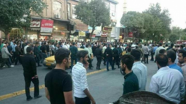 لە گردبوونەوەی سنە 10 کەس دەستگیر کران