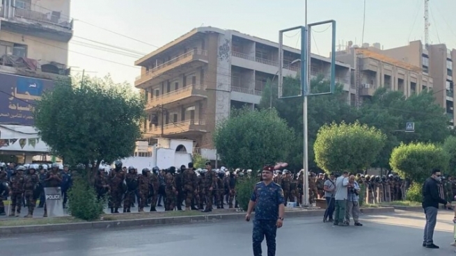 خۆپیشاندەرانی بەغدا ئاڵای فەرەنسا و وێنەی ماكرۆنیان سوتاند