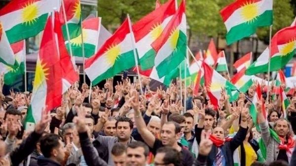 خەڵكی خانەقین رازی نەبوون وێنەی شەھیدان و ئاڵای كوردستان دابگیرێن