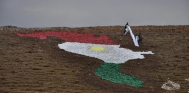 بەوێنە.. لە کەلار پەردە لەسەر نەخشە و ئاڵای کوردستان لادرا   