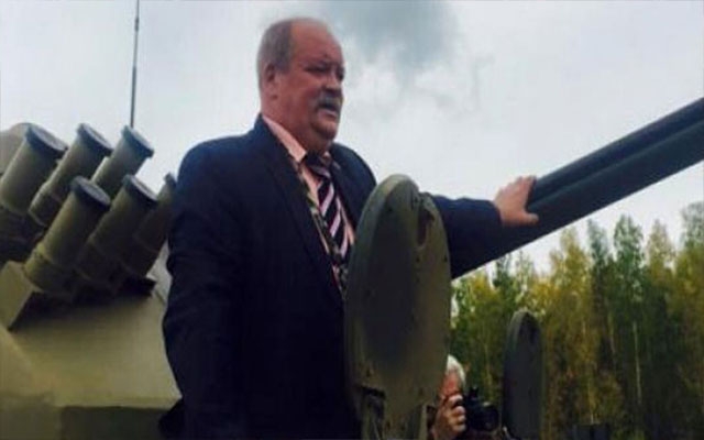 پەرلەمانتارێکی رووسی بەهۆی قەڵەوییەوە 5 کاژێر لە تانکێکدا دەمێنێتەوە