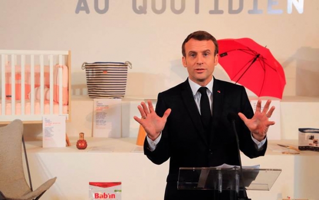 رۆژنامەڤانێک بەهۆی ئاشکراکردنی شوێنی سەرۆکی فەرەنسا دەستگیردەکرێت