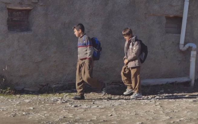 لە هەندێک گوندی رۆژهەڵاتی کوردستان خوێندکاران بۆ خوێندنی ئەلیکترۆی دەچنە سەر گردەکان