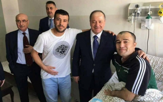 . بارزانی لە ئوردن سەردانی پێشمەرگە بریندارەكان دەكات