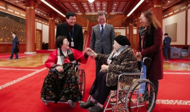 سەرۆکی کۆریای باشوور پێشوازیی لە ژنانی چێژبەخش دەکات