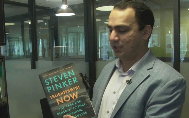 پەنابەرێکی عێراقی لە کاری وەرگێڕانەوە گەیشتە شەقامی دەوڵەمەندترین کۆمپانیاکانی جیهان