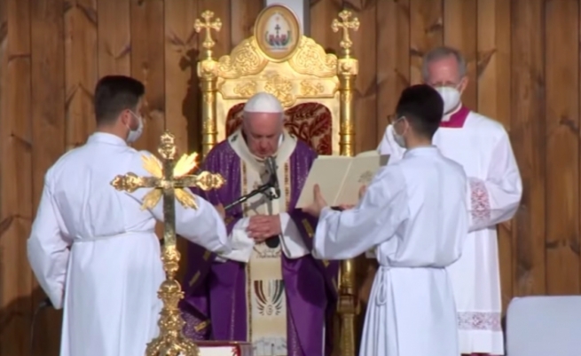 ڕێوڕەسمی قەداسی ئایینیی پاپا لە یاریگای فرەنسۆ هەریری بەڕێوە دەچێت