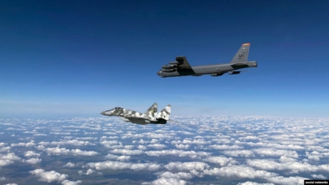 فڕۆکەی بۆمبهاوێژی ئەمریکی بۆ پێنجەمین جار بەسەر ئاسمانی کەنداودا سووڕایەوە