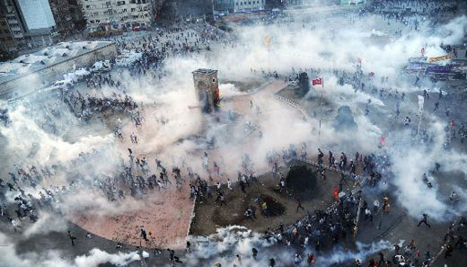 بە هۆی رووداوەكانی پاركی گەزییەوە 11 هەزار كەس بریندار بوونە