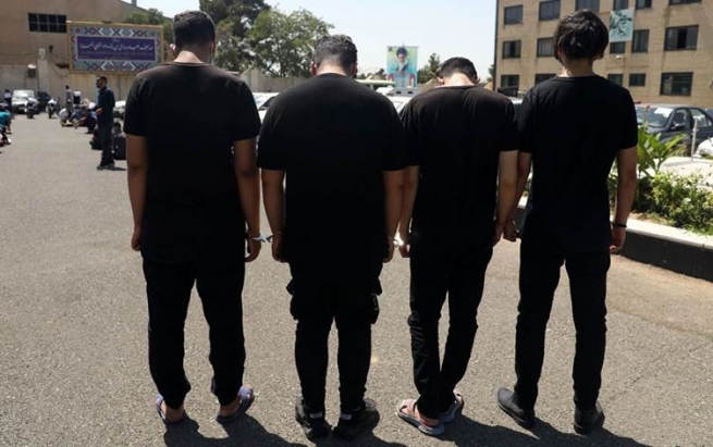 خوێندکارێکی ئێرانی بەهۆی بێ پارەییەوە ئاگر لە قوتابخانەکەی بەردەدات