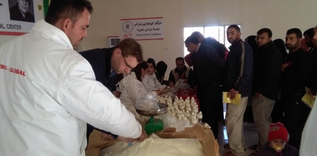  800 خێزانی ئاوارەی کەمپی خازر هاوکاری کران 