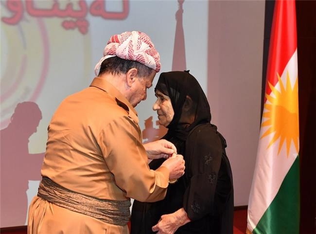 سەرۆك بارزانی مەدالیای بارزانیی بەخشییە ژمارەیەك پێشمەرگە و خەباتگێڕ و خانەوادەی شەهیدان و برینداران 