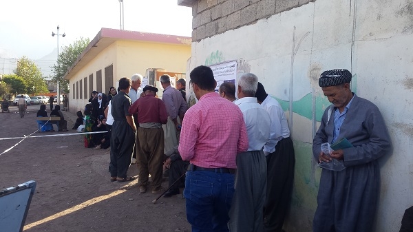  	 هەورامان؛ ئاسایش بە جلی مەدەنییەوە لە بەردەم بنکەکانی دەنگدانن.. چەکدار چوونەتە نێو بنکەکانەوە 