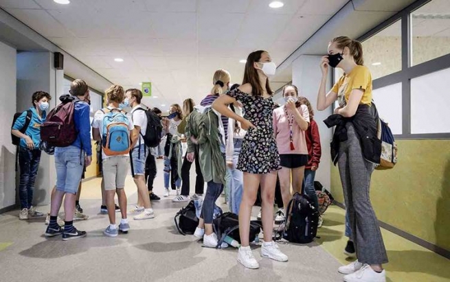 رێکخراوی تەندروستیی جیهانی داوای کردنەوەی قوتابخانەکان دەکات