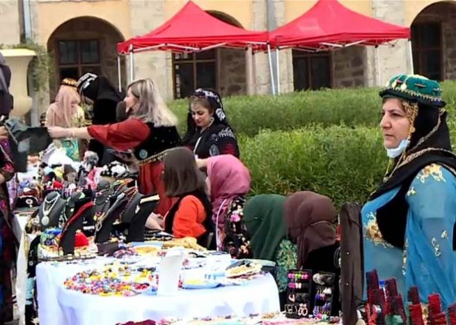 لە سلێمانی پێشانگایەک بۆ کاری دەستیی 40 ژن کرایەوە