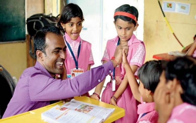 هیندستان؛ مامۆستای گوندێک خەڵاتێکی یەک ملیۆن دۆلاری دەباتەوە و نیوەی دەبەخشێت