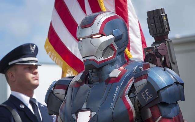  سوپای ئەمریکا بەرگی سەربازی پیاوی ئاسنین دروستدەکات