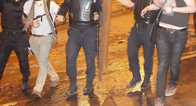 لە ئەستەنبۆل 76 خۆپیشاندەر لە لایەن پۆلیسەوە دەستگیركران و 2کەسیش مردوون