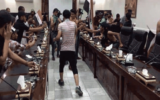 خۆپێشانده‌ران له‌سه‌ر كورسییه‌كانى عه‌بادى و وه‌زیره‌كان 