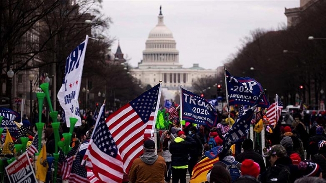 خۆپیشاندەرانی لایەنگری ترەمپ بەربەستە ئەمنیەكانی كاپیتۆڵ تێكشكاند