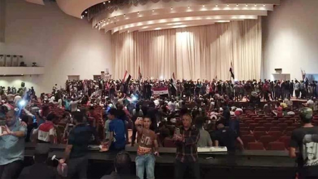 خۆپیشانده‌ران هه‌وڵی نزیكبوونه‌وه‌ له‌ باڵیۆزخانه‌ی ئه‌مه‌ریكا ده‌ده‌ن