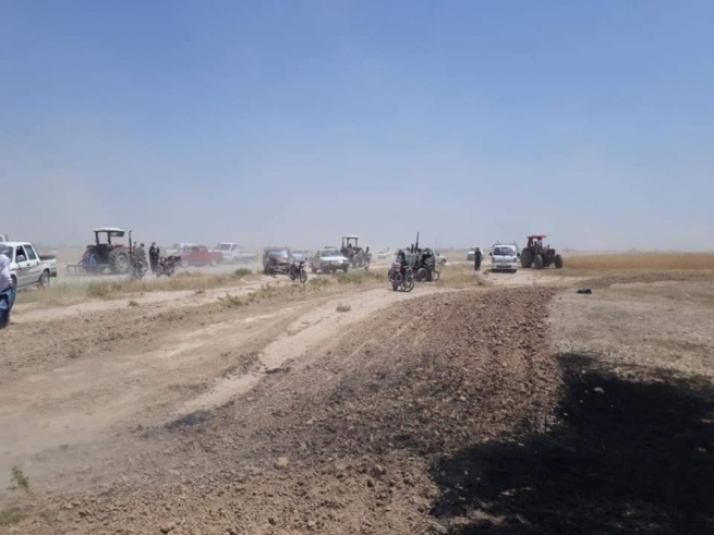 لە كەركووك لەبری تیمەكانی ئاگركوژێنەوە خەڵك بە دەستی بەتاڵ ئاگرەکان دەکوژێننەوە